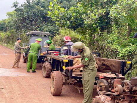 Công an xã “lùng bánh mì” đến tận nương bản.